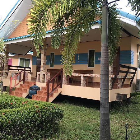 Sangtong Beach Resort Laem Sing Ngoại thất bức ảnh