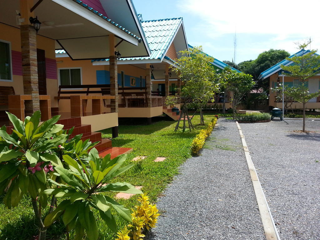 Sangtong Beach Resort Laem Sing Ngoại thất bức ảnh