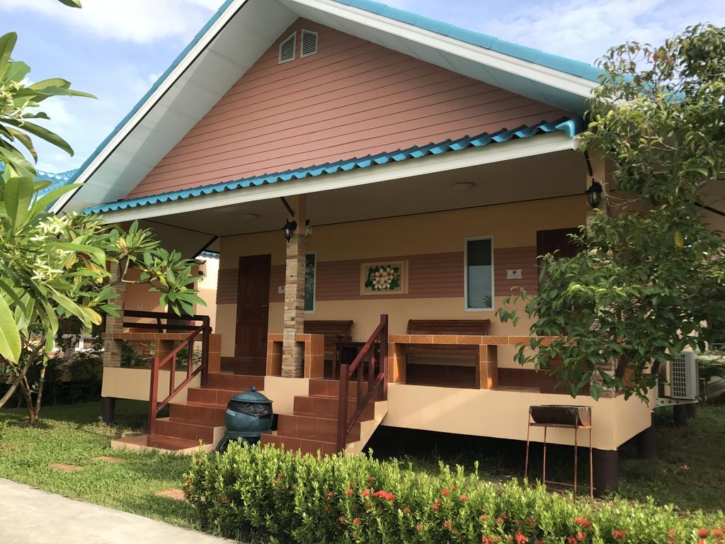Sangtong Beach Resort Laem Sing Ngoại thất bức ảnh