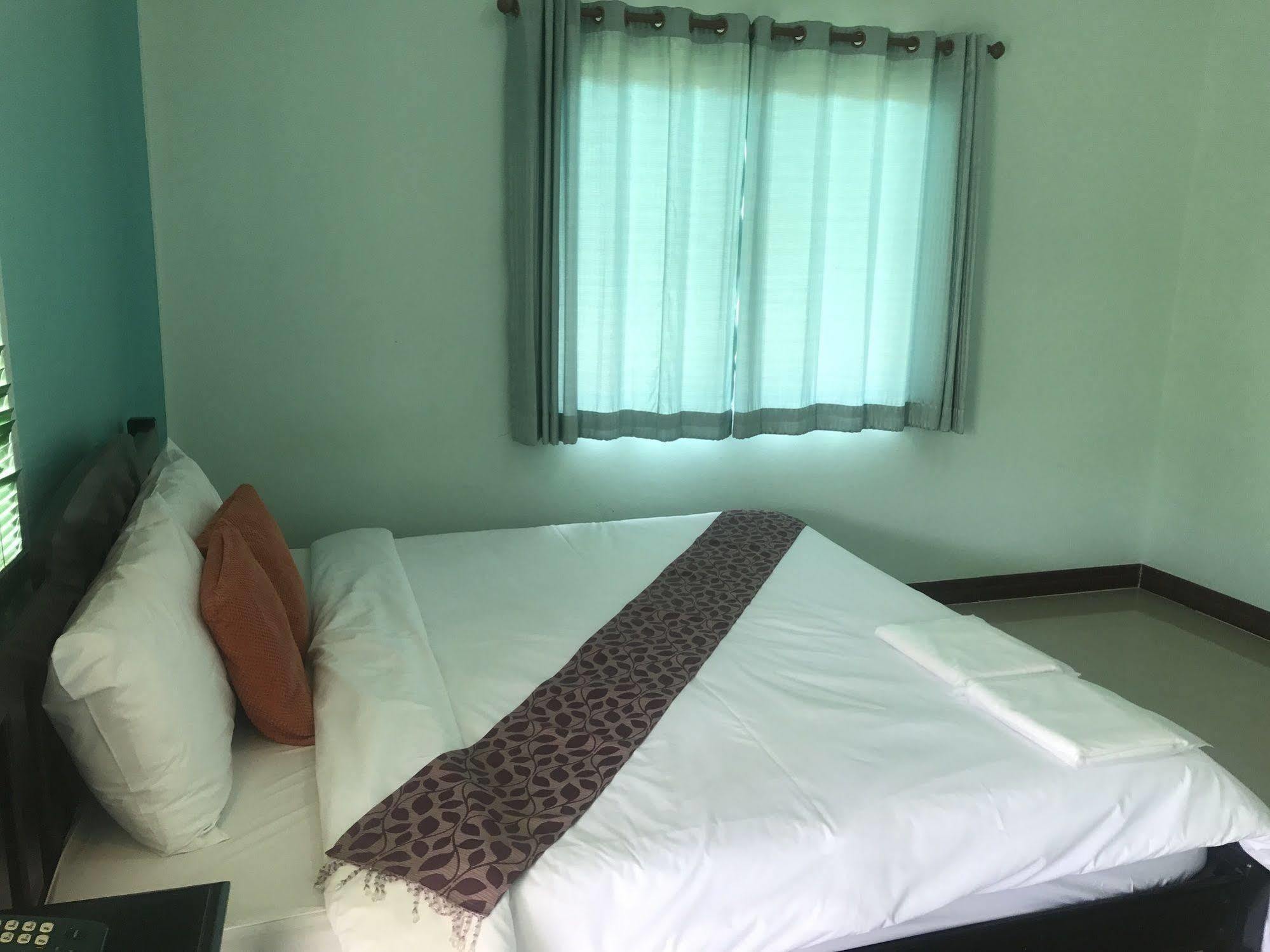 Sangtong Beach Resort Laem Sing Ngoại thất bức ảnh