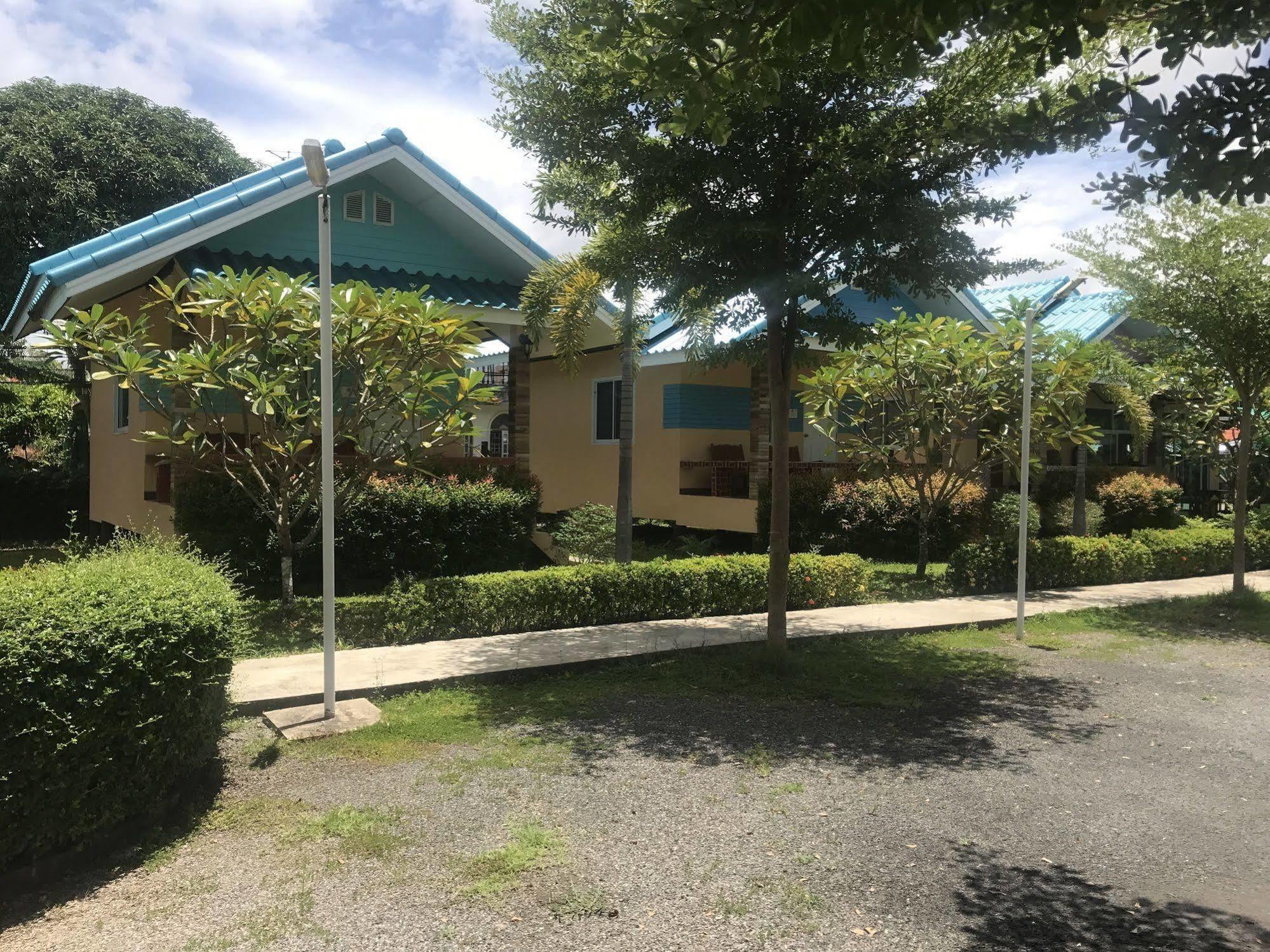 Sangtong Beach Resort Laem Sing Ngoại thất bức ảnh