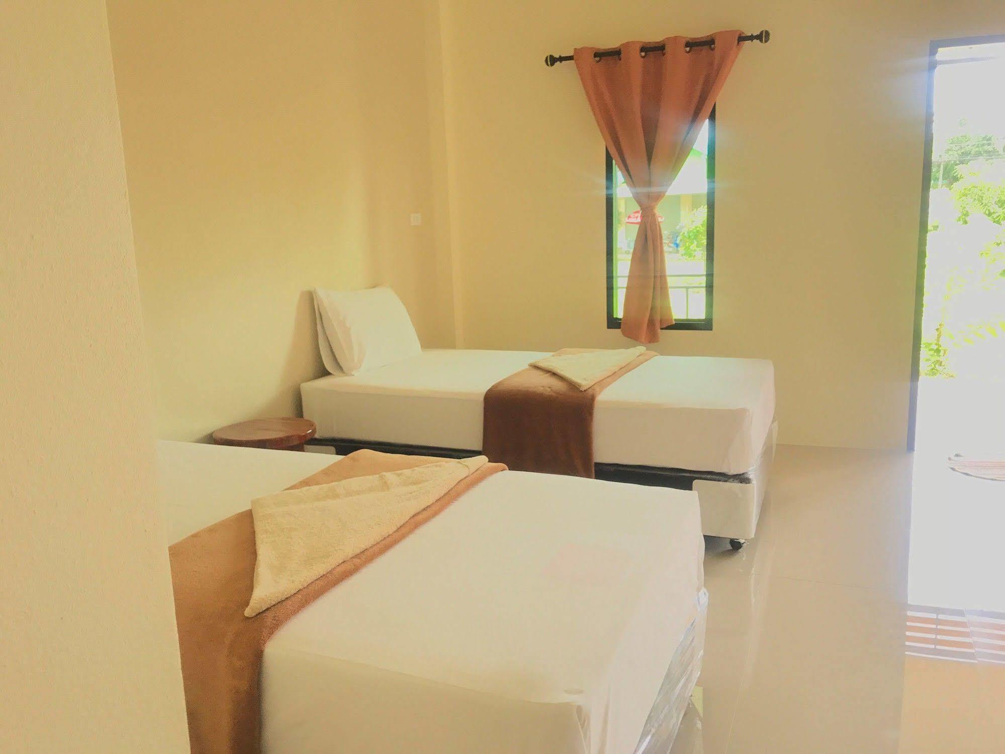 Sangtong Beach Resort Laem Sing Ngoại thất bức ảnh