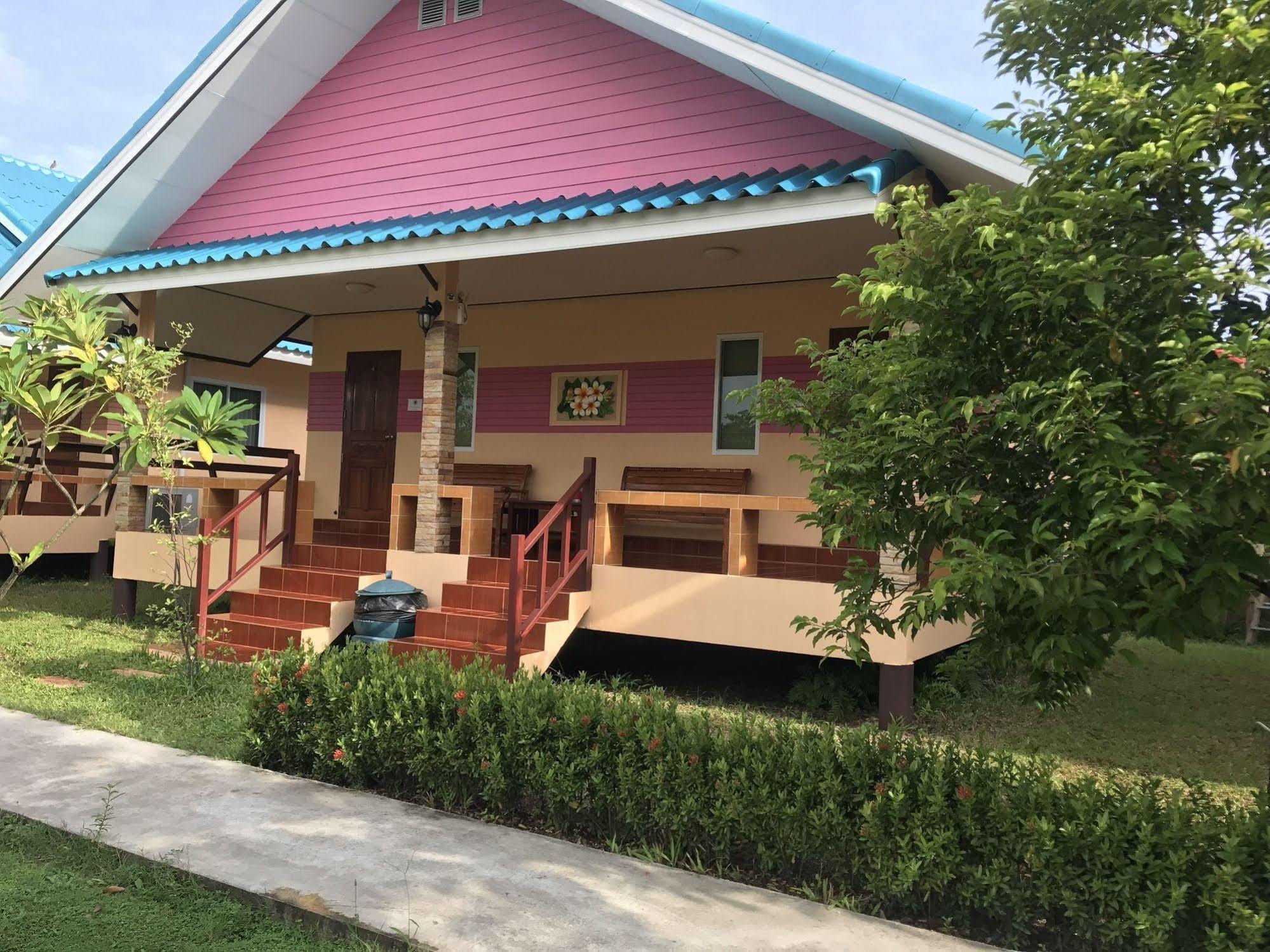 Sangtong Beach Resort Laem Sing Ngoại thất bức ảnh