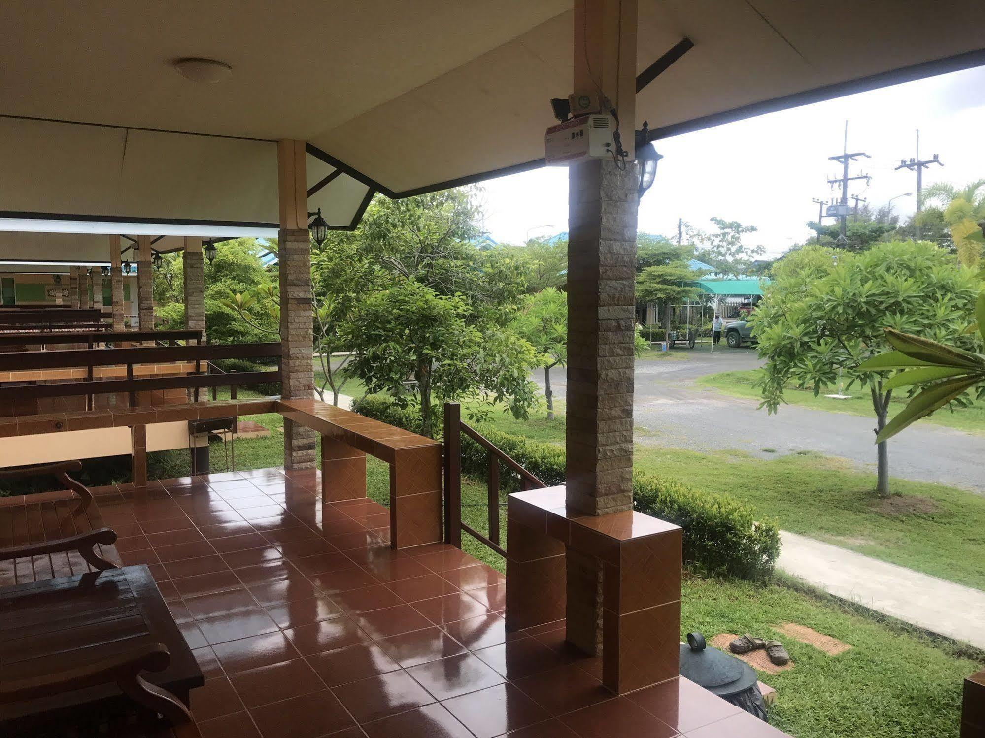 Sangtong Beach Resort Laem Sing Ngoại thất bức ảnh