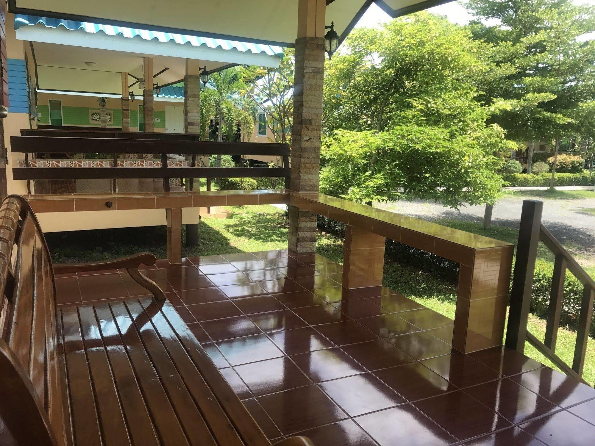 Sangtong Beach Resort Laem Sing Ngoại thất bức ảnh