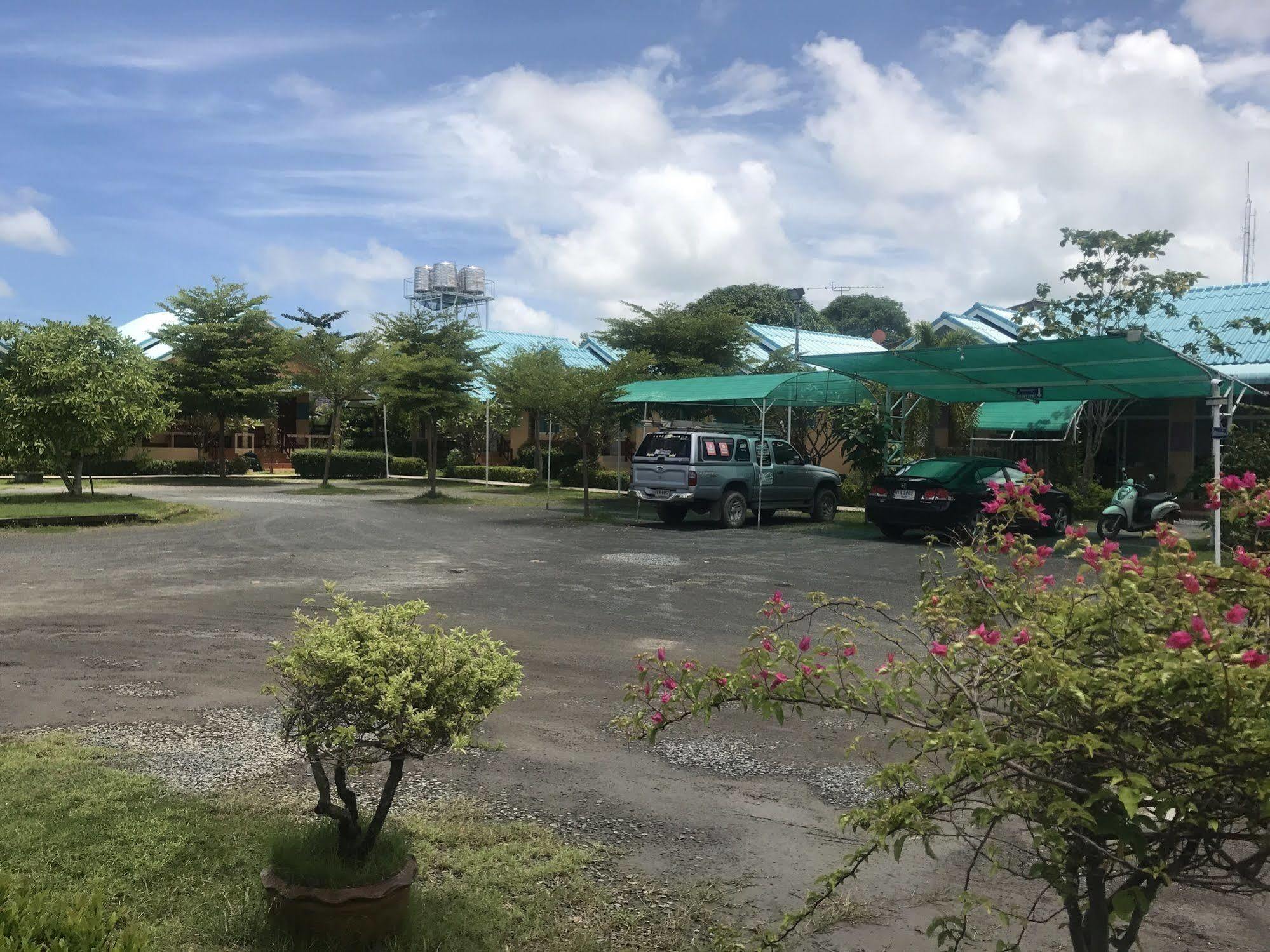 Sangtong Beach Resort Laem Sing Ngoại thất bức ảnh