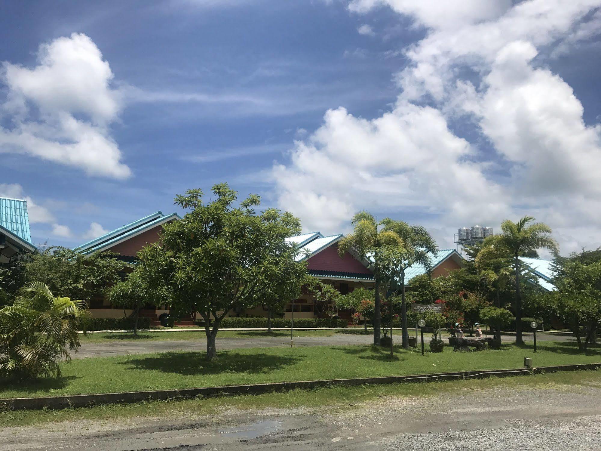 Sangtong Beach Resort Laem Sing Ngoại thất bức ảnh